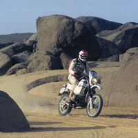 Hace casi 50 años BMW estuvo a punto de dejar las motos. Pero un invento raro llamado GS salvó la empresa y cambió la historia 