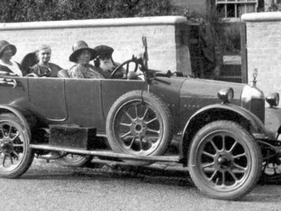 Con motores de aviones y sin medidas de seguridad: así era conducir en los años 30