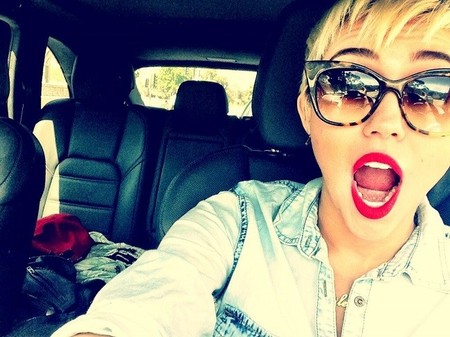 Lo de ver a Miley Cyrus de blanco va para largo, ¿quién dijo boda?