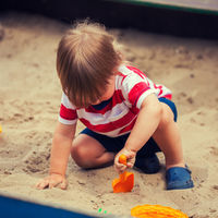 ¿Sabes los areneros de los parques? Que no se lleven las manos a la boca, en serio 