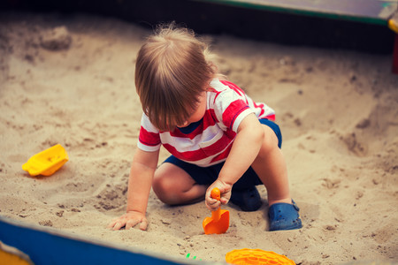 ¿Sabes los areneros de los parques? Que no se lleven las manos a la boca, en serio