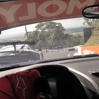 A 200 km/h a fondo y entre muros, así juegan los más de 359.000 € del Audi R8 LMS en Bathurst