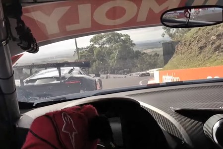 A 200 km/h a fondo y entre muros, así juegan los más de 359.000 € del Audi R8 LMS en Bathurst