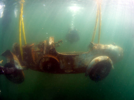 Este Bugatti Type 22 Brescia Roadster pasó 75 años sumergido en un lago italiano