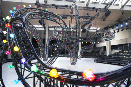 Las propuestas para el verano del 2017 de Kris Van Assche presentadas en la recreación de un parque de atracciones