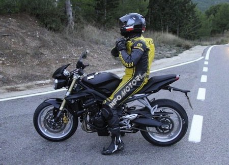 Triumph Street Triple 2013 cazada, fotos espía.