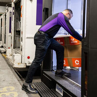 FedEx podría haberse metido en un fraude millonario por 'afeitar' kilómetros a las furgonetas que vende