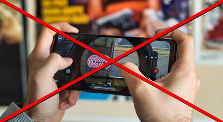 Imagen ilustrativa de un móvil con un juego en pantalla. La imagen está tachada