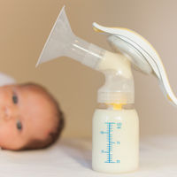 Una concejal y madre reciente decidió extraerse leche desde el estrado para no interrumpir una audiencia 