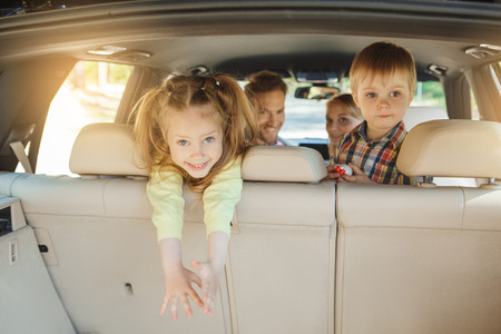 21 chistes cortos para entretener a los niños en los viajes en coche