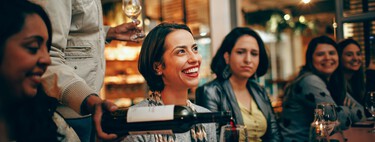 "No ha pasado ni una hora de la copa de vino y ya me duele la cabeza": un nuevo estudio ha identificado el componente de la resaca inmediata