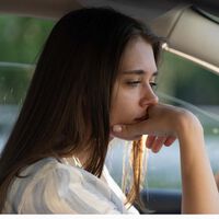 No te la juegues: si se enciende este testigo en el cuadro de tu coche, lo mejor es que pares cuanto antes y vayas llamando al taller