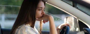 No te la juegues: si se enciende este testigo en el cuadro de tu coche, lo mejor es que pares cuanto antes y vayas llamando al taller