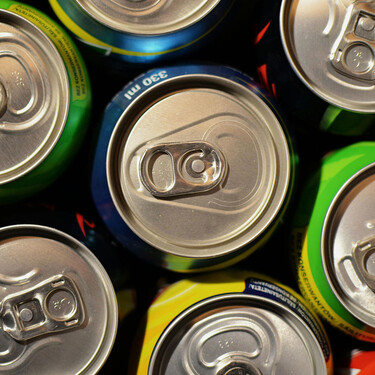 El Ministerio de Consumo prohibirá la venta de bebidas energéticas a menores de 16 años ante el "clamor social"