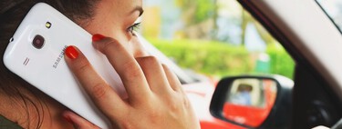 La DGT recuerda la multa que te puede caer por usar el móvil con el coche detenido en un atasco de Semana Santa
