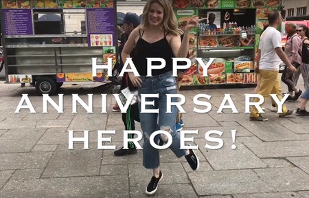 Los actores de voz de Overwatch también se unen al aniversario imitando los pasos de baile de sus personajes