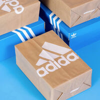 Adidas liquida estas rebajas las zapatillas Handball Spezial con el color perfecto para llevar a diario con todo