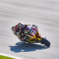 Sam Lowes regresa a la pole position y Raúl Fernández revive Moto2 por la primera caída de Remy Gardner en 2021