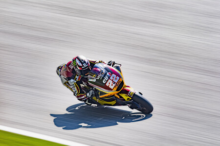 Sam Lowes regresa a la pole position y Raúl Fernández revive Moto2 por la primera caída de Remy Gardner en 2021