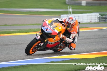 MotoGP Valencia 2011: Casey Stoner vence en MotoGP sobre la misma línea de meta
