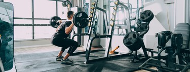 Esto es lo que debes tener en cuenta si elevas tus talones con cuñas al hacer sentadilla 