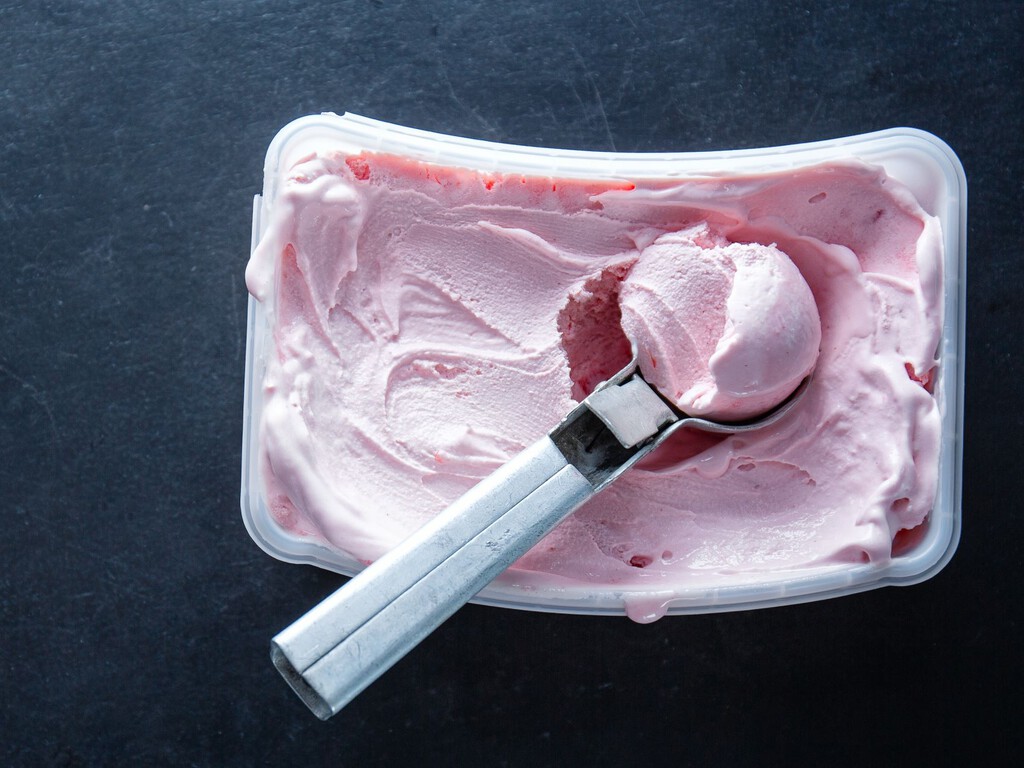 Cómo ablandar el helado duro como una piedra que acabas de sacar del congelador: cinco métodos rápidos sin arruinarlo