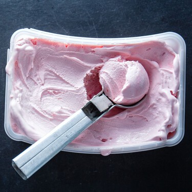 Cómo ablandar el helado duro como una piedra que acabas de sacar del congelador: cinco métodos rápidos sin arruinarlo 