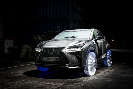 Video: ¿Cómo manejarías este Lexus NX con llantas hechas de hielo?