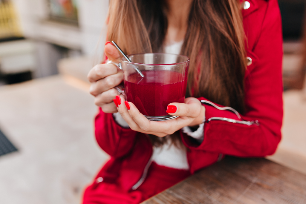 La remolacha ya no se come, se bebe: cómo el marketing wellness convirtió una hortaliza en pócima 