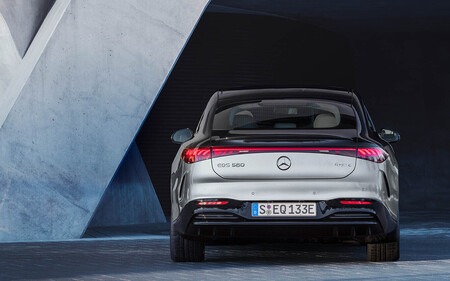 Ojo, que vienen baches: los nuevos coches de Mercedes-Benz pueden avisar al conductor para que esquive agujeros