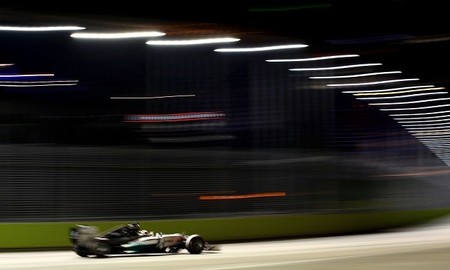 Lewis Hamilton gana en Singapur y se pone líder del Mundial de Fórmula 1