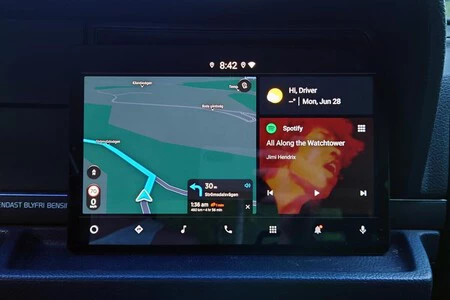Android Automotive は Android Auto から距離を置き、携帯電話からの独立性を高めます