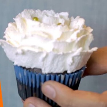 Cómo hacer cupcakes de chocolate con forma de rosas para San Valentín, con la receta y consejos del Chef José Ramón Castillo