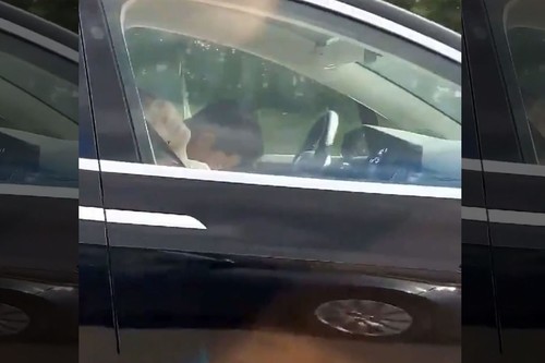 Esta pareja dormida al volante de un Tesla nos demuestra que no estamos listos como sociedad para coches autónomos