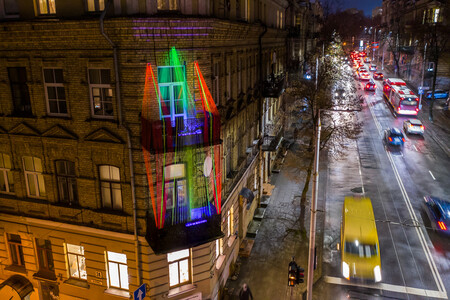 ‘Christmas on the Balconies’, expresando el espíritu navideño desde una distancia segura (en balcones, terrazas y ventanas), por Adas Vasiliauskas