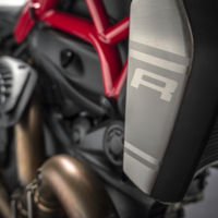 Si la Monster 1200 te parecía sosa, agárrate: llega la Ducati Monster 1200 R y puede traer sorpresas