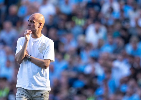 Pep Guardiola Le Dice Adios A La Camiseta Celeste Llevando Un Reloj Tan Simbolico Y Unico Como Su Paso Por El Manchester City
