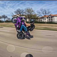 Un youtuber se grabó haciendo un trayecto de una hora en 20 minutos. Ahora tiene una orden de arresto por ir a 300 km/h en moto