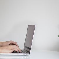 La irónica respuesta de un hotel a la reseña "falsa" de un usuario: "es usted un adelantado a su tiempo"