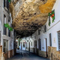 En España existe un pueblo escondido bajo una roca: es impresionante, casi nadie lo conoce y es uno de los más bonitos del país 