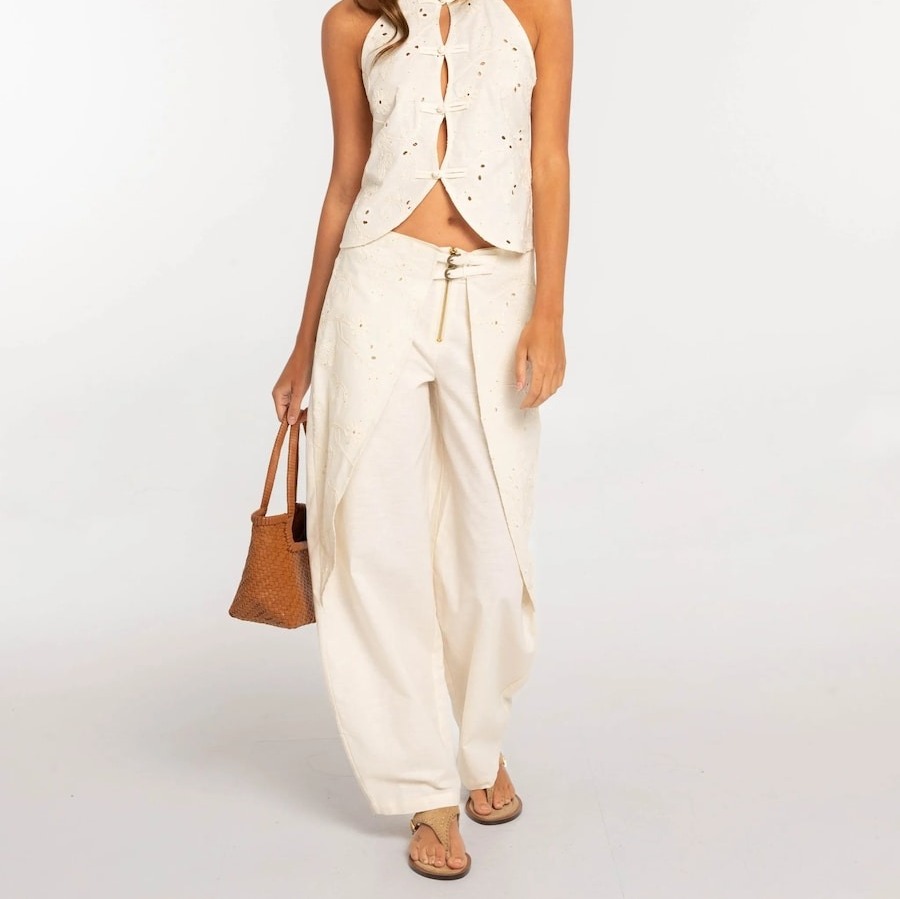 Pantalón recto de mujer con sobrefalda bordada y hebillas Beige The-Are

