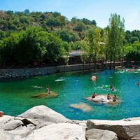 Es el pueblo con las piscinas naturales más bonitas de Ávila, pero quedan eclipsadas por su casco histórico
