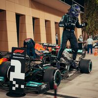 Lewis Hamilton se saltó 29 veces en 56 vueltas la curva por la que fue sancionado Max Verstappen en Baréin