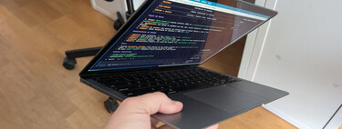 Hay dos clases de usuarios de IA en el mundo. Y los que llevan el MacBook a medio cerrar son la nueva élite
