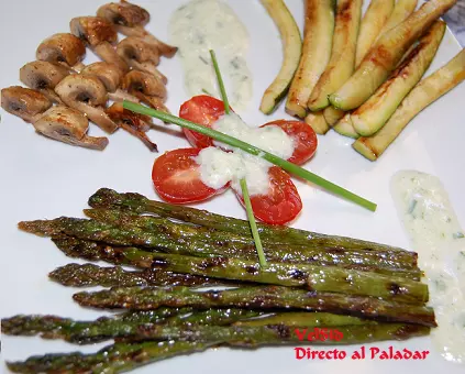 Parrillada de verduras con tzatziki