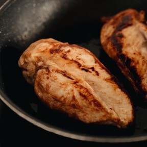 Los cocineros coinciden: "El truco para que las pechugas de pollo queden jugosas es preparar una salsa con caldo y maicena" 