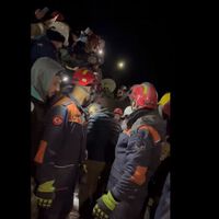 Rescatan con vida a un recién nacido y a su madre tras permanecer casi cuatro días sepultados bajo los escombros
