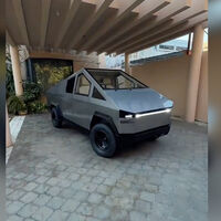 Un taller pakistaní se ha hecho una Tesla Cybertruck más divertida que la original con un pequeño Suzuki, cuatro hierros y un soplete para soldar