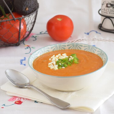Mi salmorejo favorito para primavera no lleva nada de pan, es más nutritivo y queda igual de espeso y cremoso 