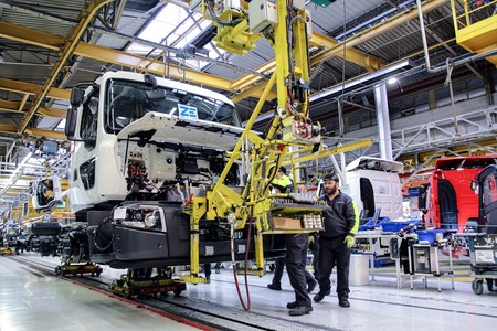 Renault empieza a fabricar en Francia sus camiones eléctricos, con 200 km de autonomía y perfectos para la recogida de basura